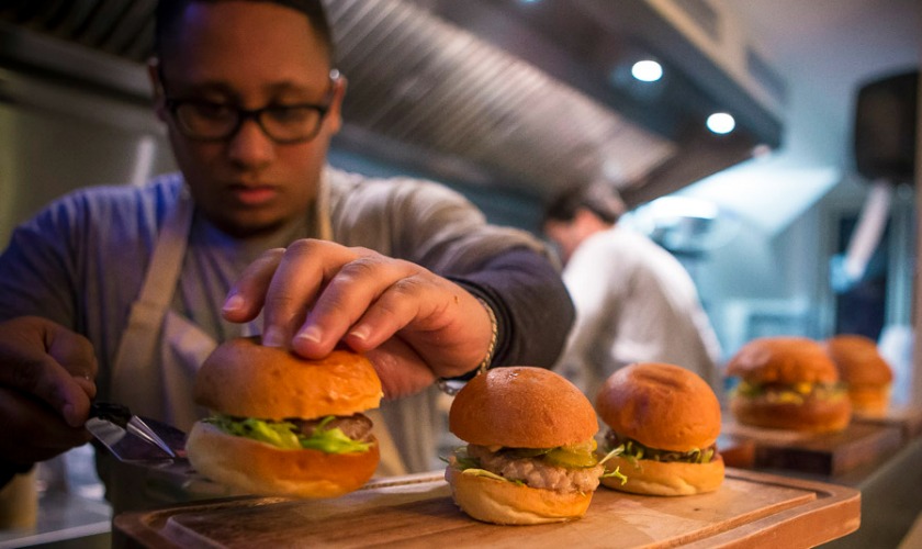 Burgerclub burger in de mond, houdt de geest gezond